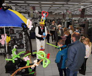 ballontiere und ballonfiguren zu verschenken in flensburg im m&oumkl;belhaus im einkaufszentrum / shoppingcenter zur jubiläumsfeier / geschäftseröffnung.