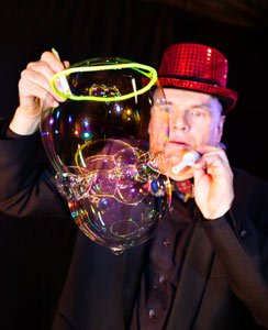 zirkusshow vorfuehrung mit riesenseifenblasen im zirkuszelt closeup