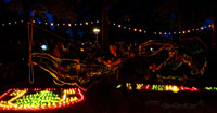 riesenseifenblasenshow nachts auf dem lichterfest bei kerzenlicht led-lichtershow 