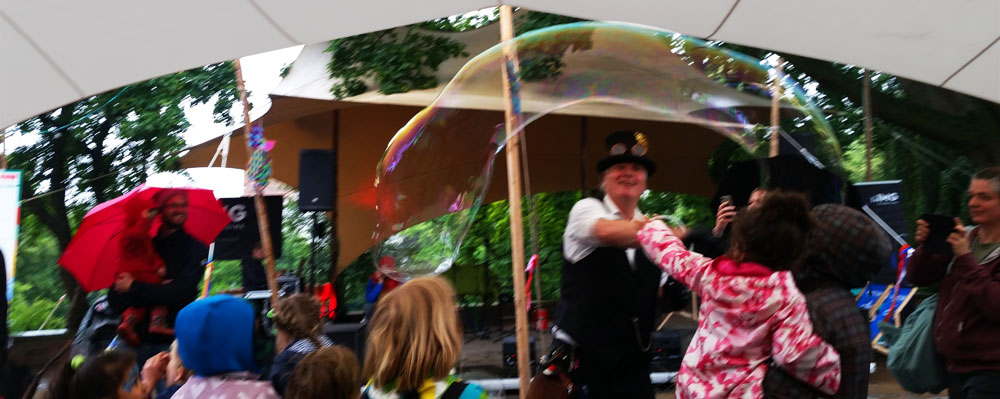 Seifenblasenshow mit riesenseifenblasen auf der betriebsfeier in hamburg bremen Kiel oder hannover auch ueberall in  mecklenburg-vorpommern zu sommerfest firmen-event.